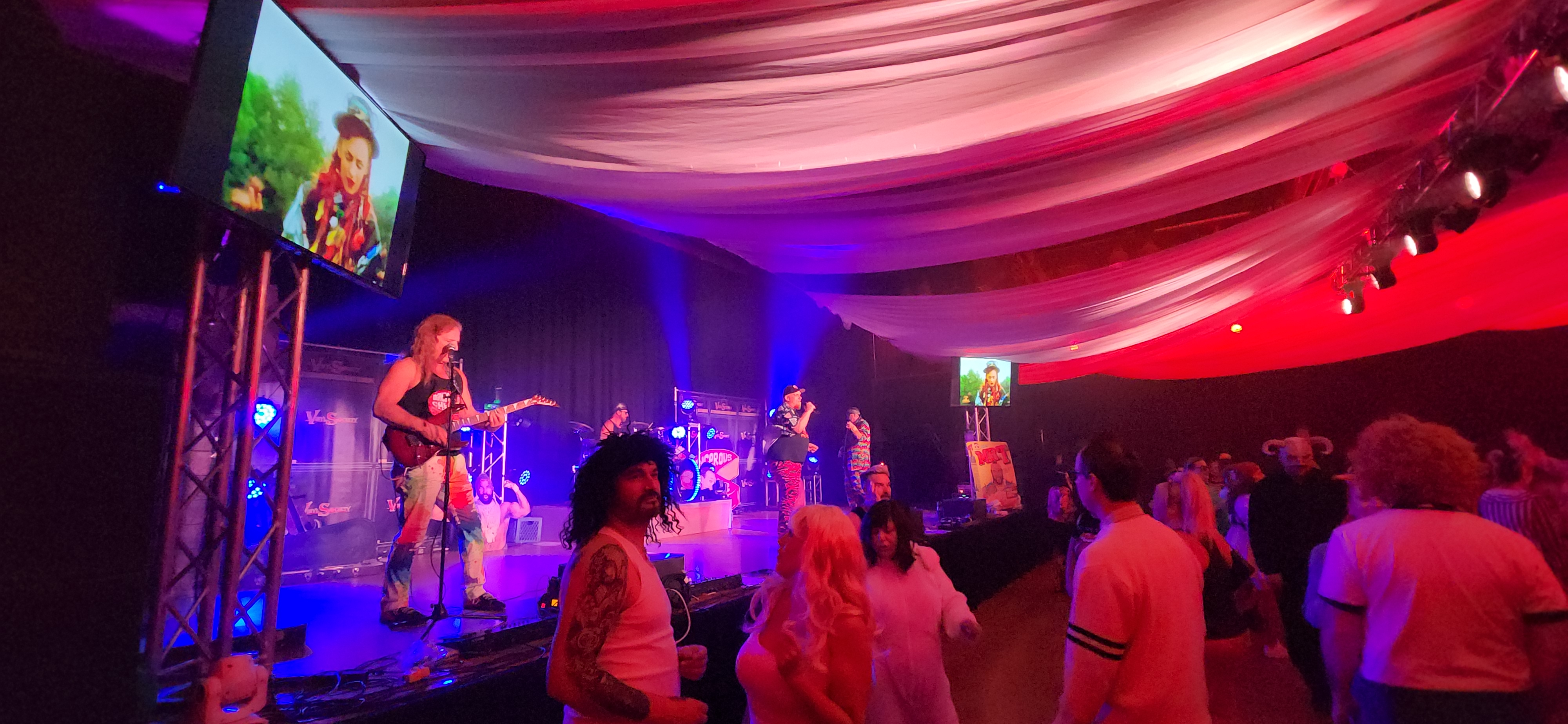 Dangerous Cheese stage and crowd at the Hallow 80’s Thriller evening